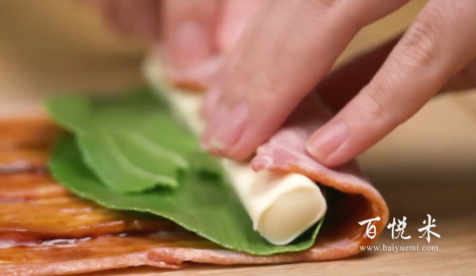 超級好吃的培根做法，培根片裹著奶酪棒烤著吃，解饞拉絲